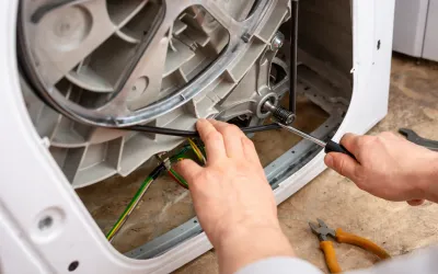 Technicus herstelt wasmachine motor - eigen hersteldienst Electro Herman